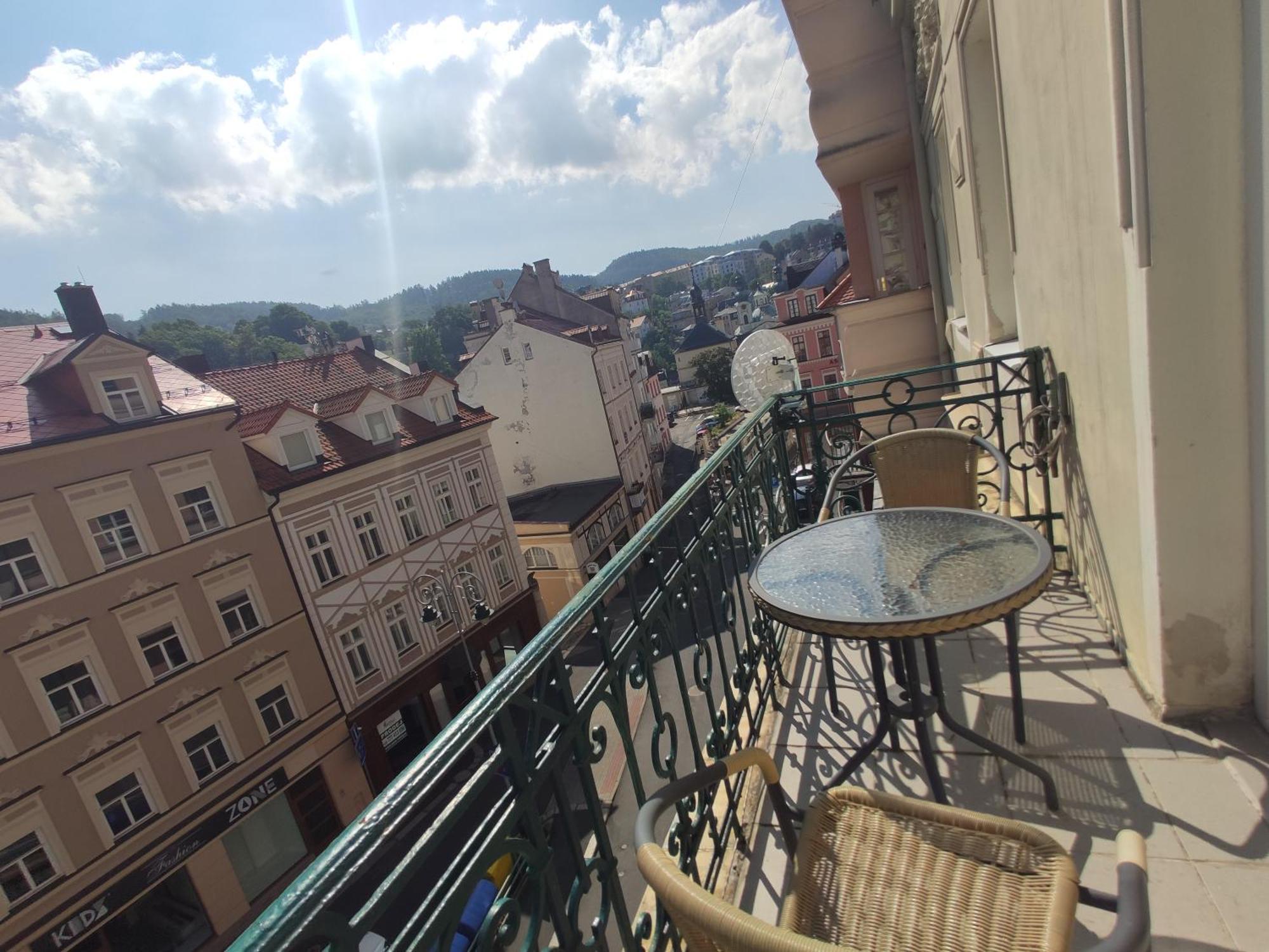 Apartman 63M2 S Balkonem V Lazenskem Centru Karlsbad Exterior foto